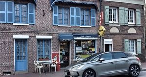 Autoroute or route nationale? Let the DS5 decide...