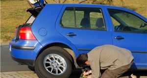 Most drivers struggle to change a wheel, says IAM