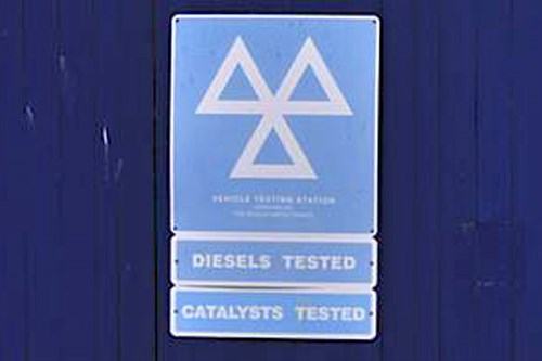 Mo T Blue Garage Door 6x4 (1)