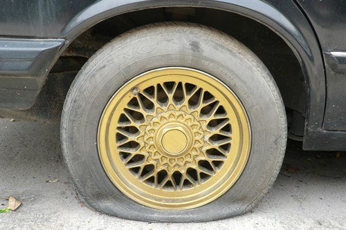 Flat Tyre Gold Alloy Wheel (1)