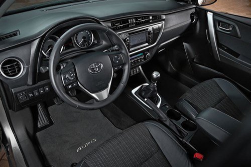 Toyota Auris 2013 Cockpit 1