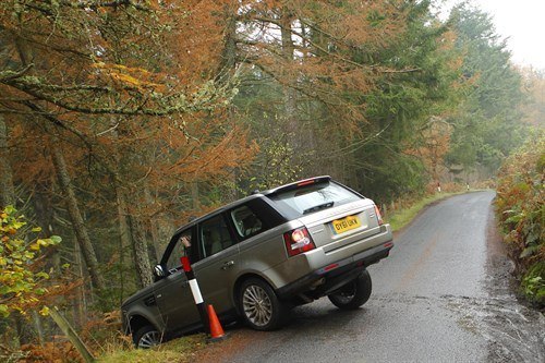 LR RR Sport 12MY Turning Off 700