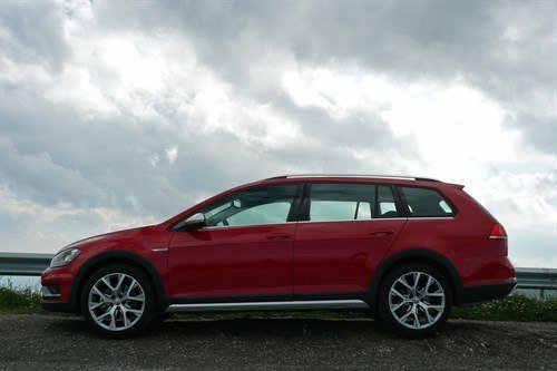 VW Golf Alltrack Side Against Sun (1)