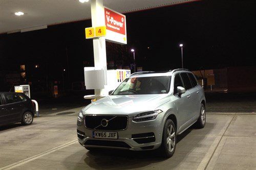 Volvo XC90 T8 Shell Station