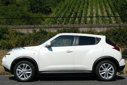 Nis Juke T White C Side 700