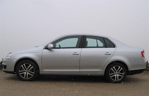VW Jetta 06 Side 700