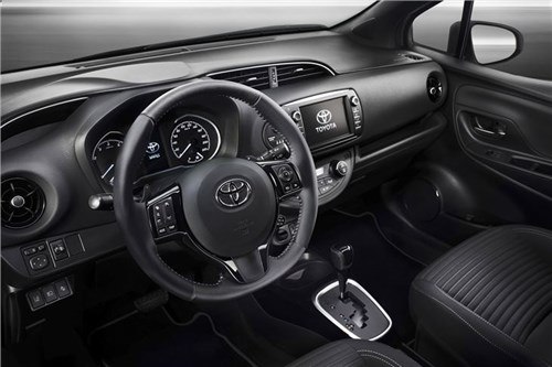 Toyota -Yaris -2017-cockpit