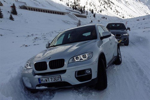 Snow BMW X6 In Sowdrift (2)