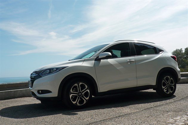Honda HRV 2015 Side Against Sky
