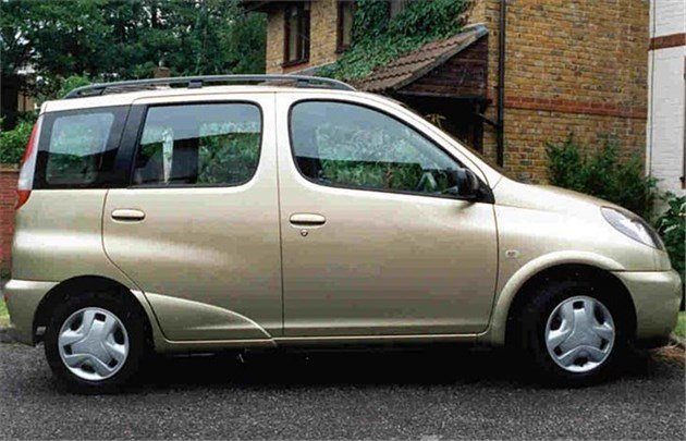 Toyiota Yaris Verso Side