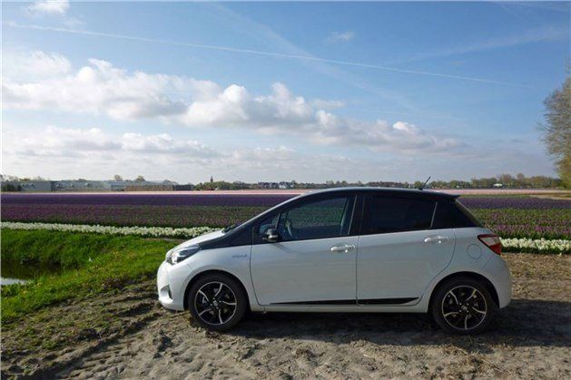 Toyota Yaris 2017 White Black Side