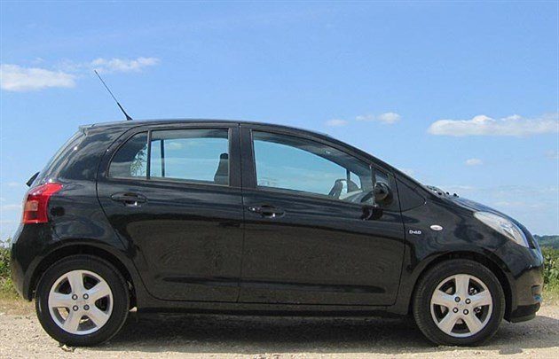 Toy Yaris 06 Side FR 700