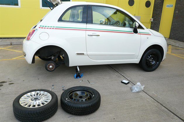 FIAT 500 RO08 DZJ Changing Wheels