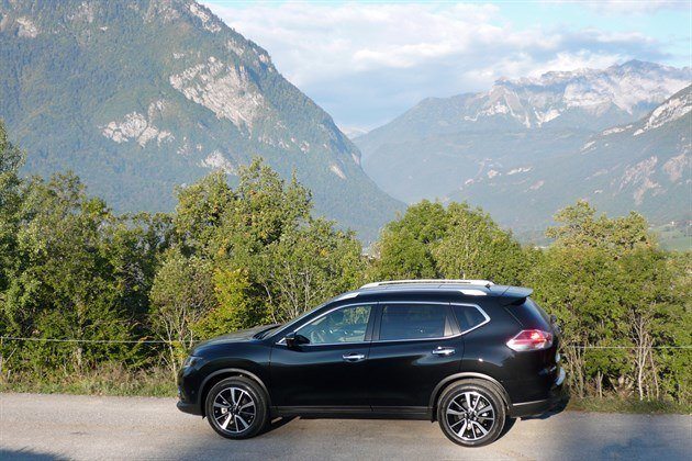 Nissan X-Trail 2015 Side Mountains