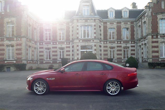 Jaguar XF 2.0d AWD Side Chateau Tigues (2)