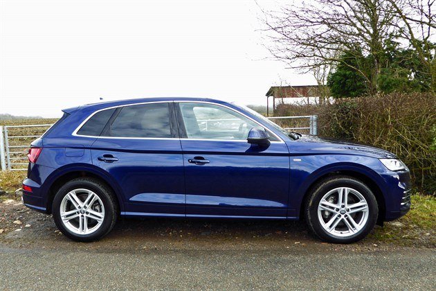 Audi Q5 2.0TDI 2018 Side Against Gate