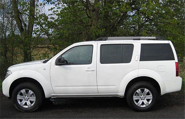 Nissan Pathfinder White Side