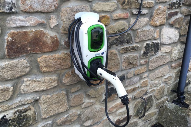 Electric Car Charger Rose & Crown (1)