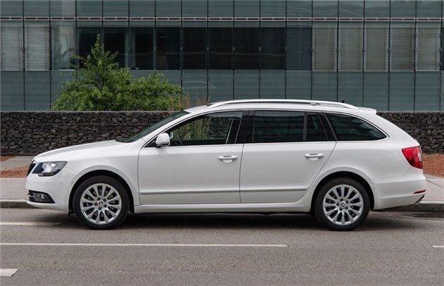 Skoda Superb 2-13 Facelift Estate Side