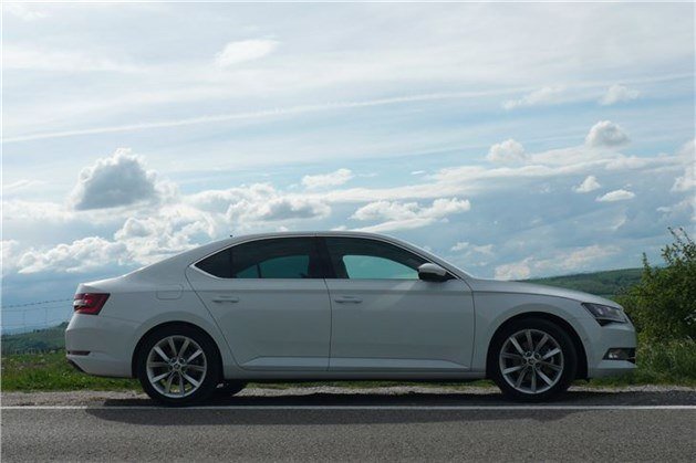 Skoda Superb 2015 Sidejpg