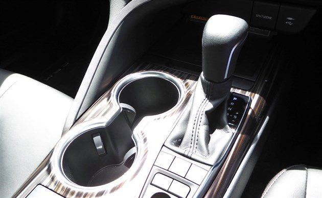 Toyota Camry Hybrid 2019 Gearshift