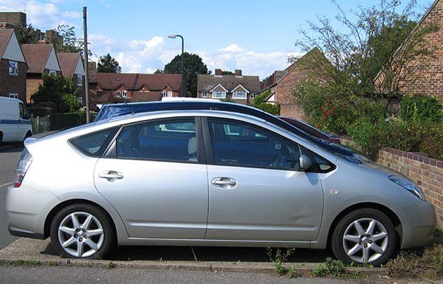 Toy Prius II Parked Side 700