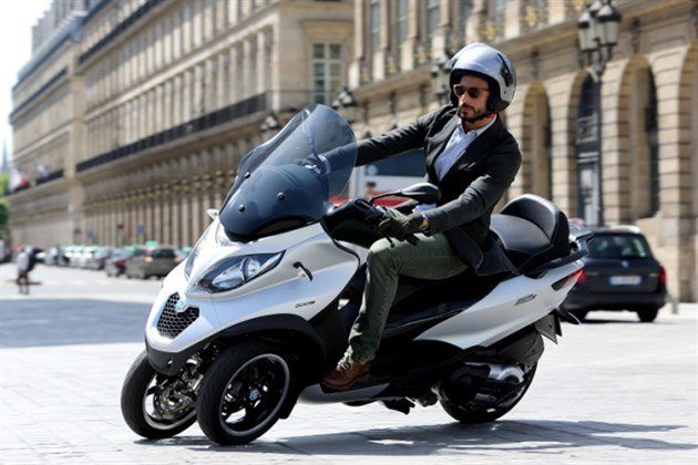 Piaggio MP3 Sport 500 Being Ridden
