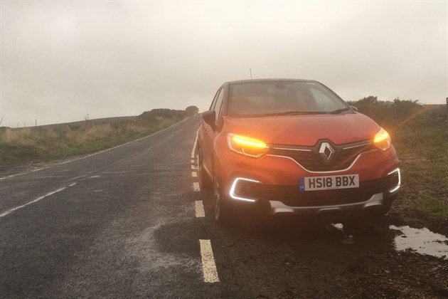 Renault Captur GT Line 2019 Moorland Road 3 Hazards (1)