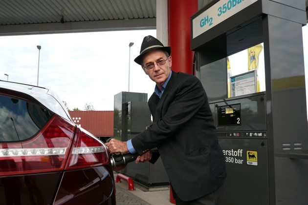 HJ Filling Honda With Hydrogen
