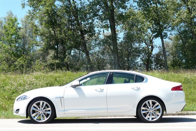 Jaguar XF 2.2D T Side 700