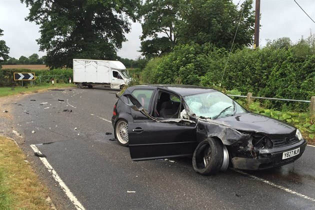 Crash VW Golf Woman Texting