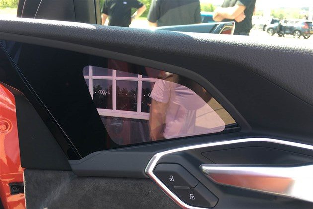 Audi E -tron Door Screen 2