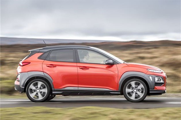 Hyundai Kona Side Red Black Roof