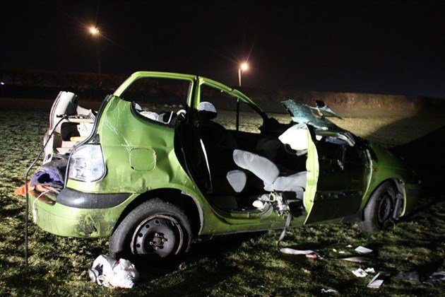 Crashed Green Renault Scenic Tyresafe