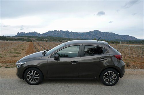 Mazda 2 2015 T Side Mountains (1)